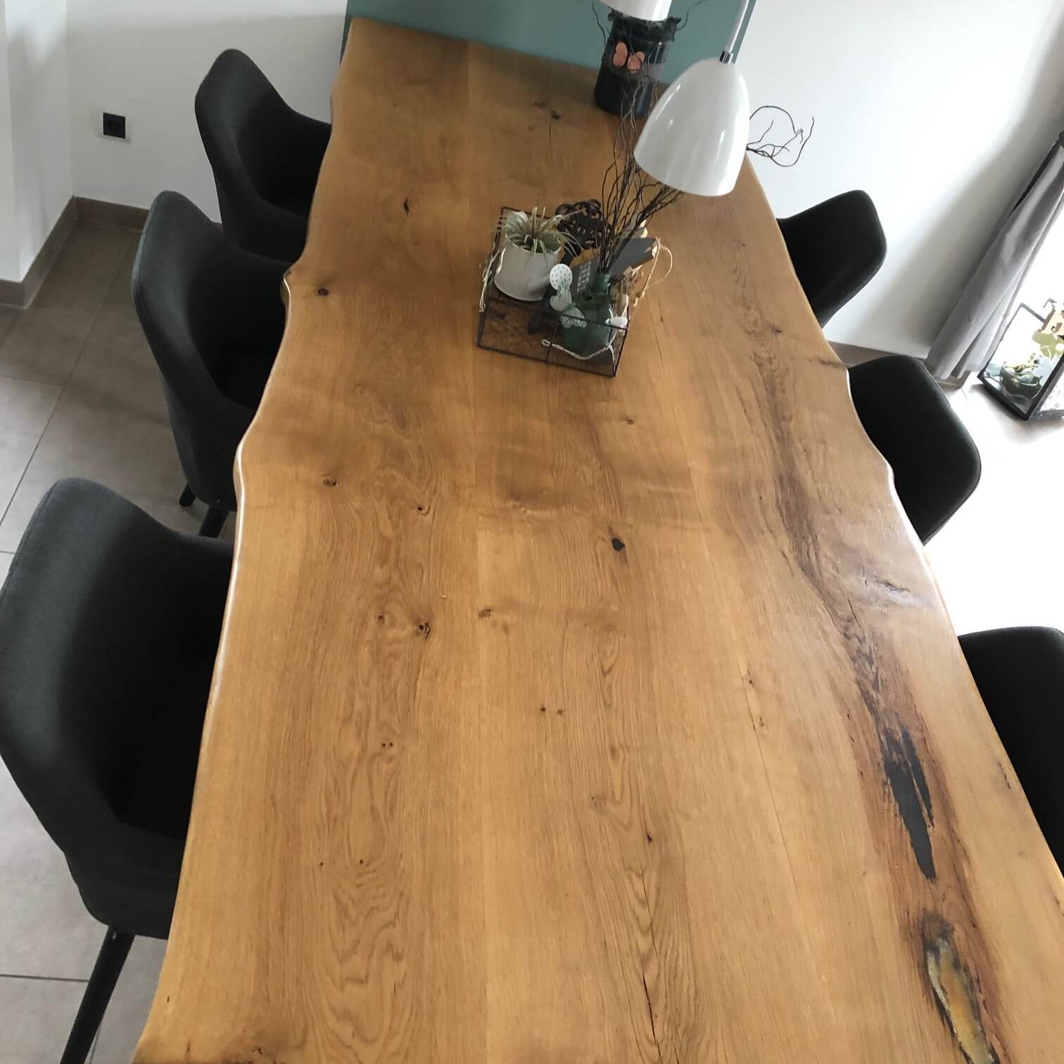 Eichentisch fürs Wohnzimmer mit Baumkante